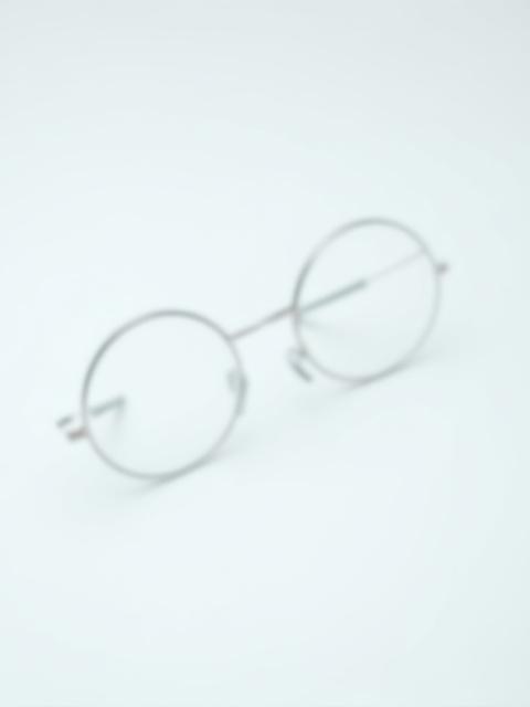 Un par de lentes de aumento de alta calidad, con marcos metálicos brillantes.